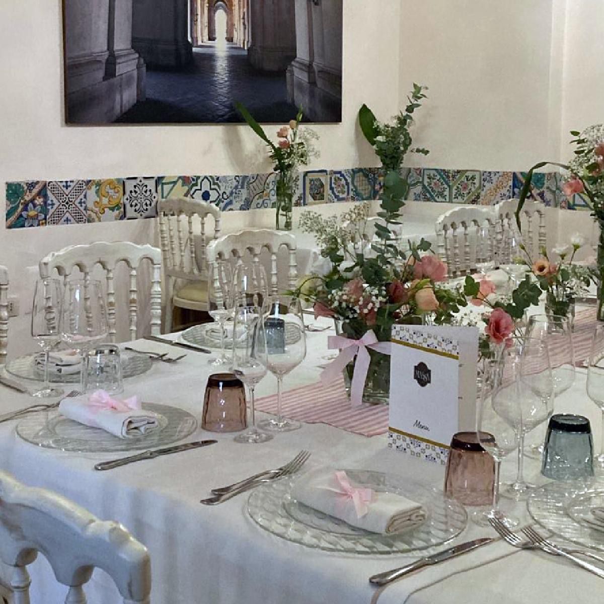 Sala interna con maioliche e composizioni floreali