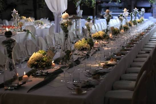 Allestimento serale con candele e mise en place