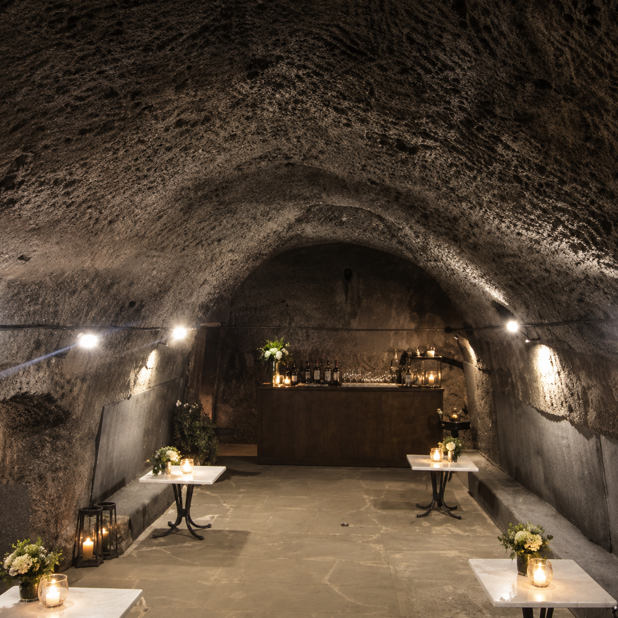 Cantina in tufo con bar e candele