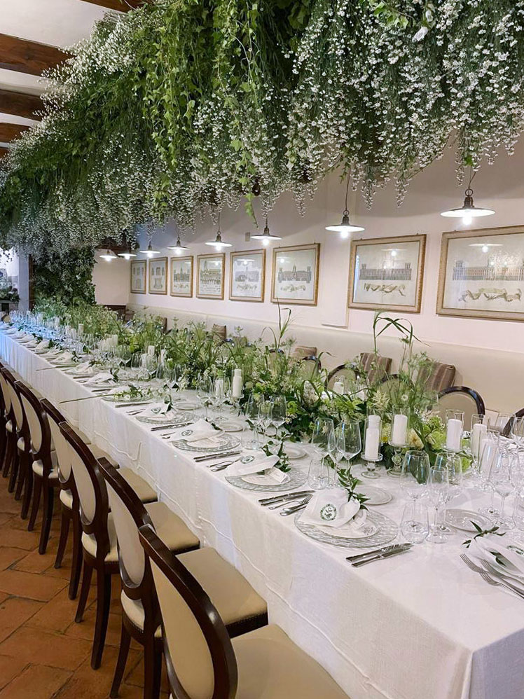 Tavolo imperiale con fiori bianchi e verde