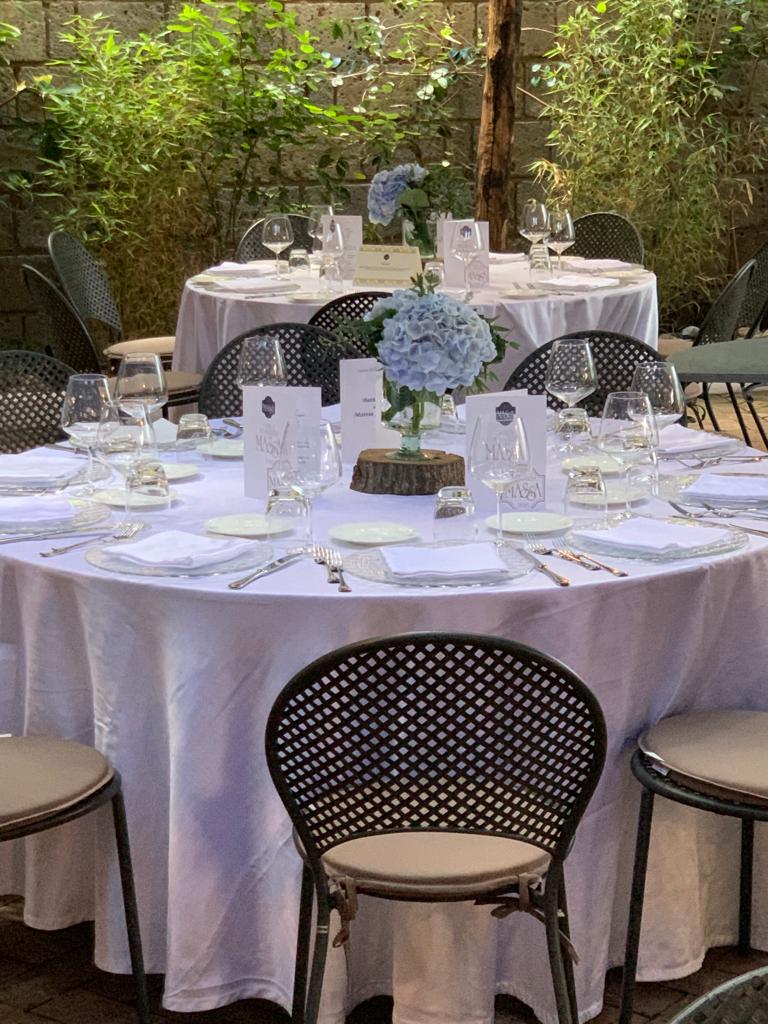 Tavolo tondo in giardino con ortensie azzurre