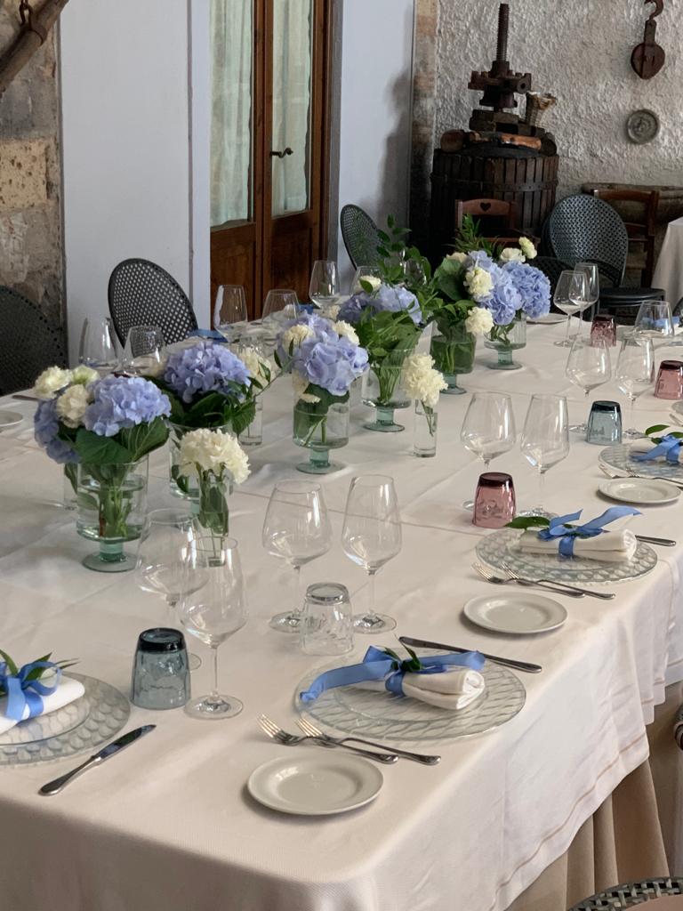 Tavolo in cantina storica con torchio antico