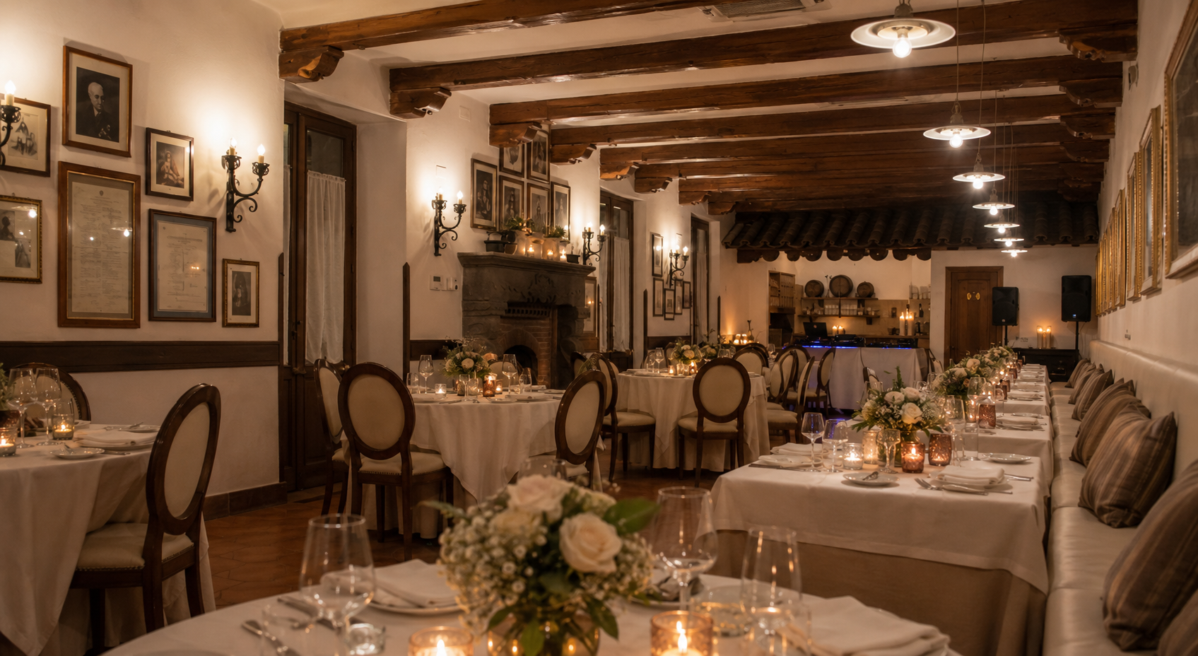 Sala Borbone con camino antico e quadri d'epoca