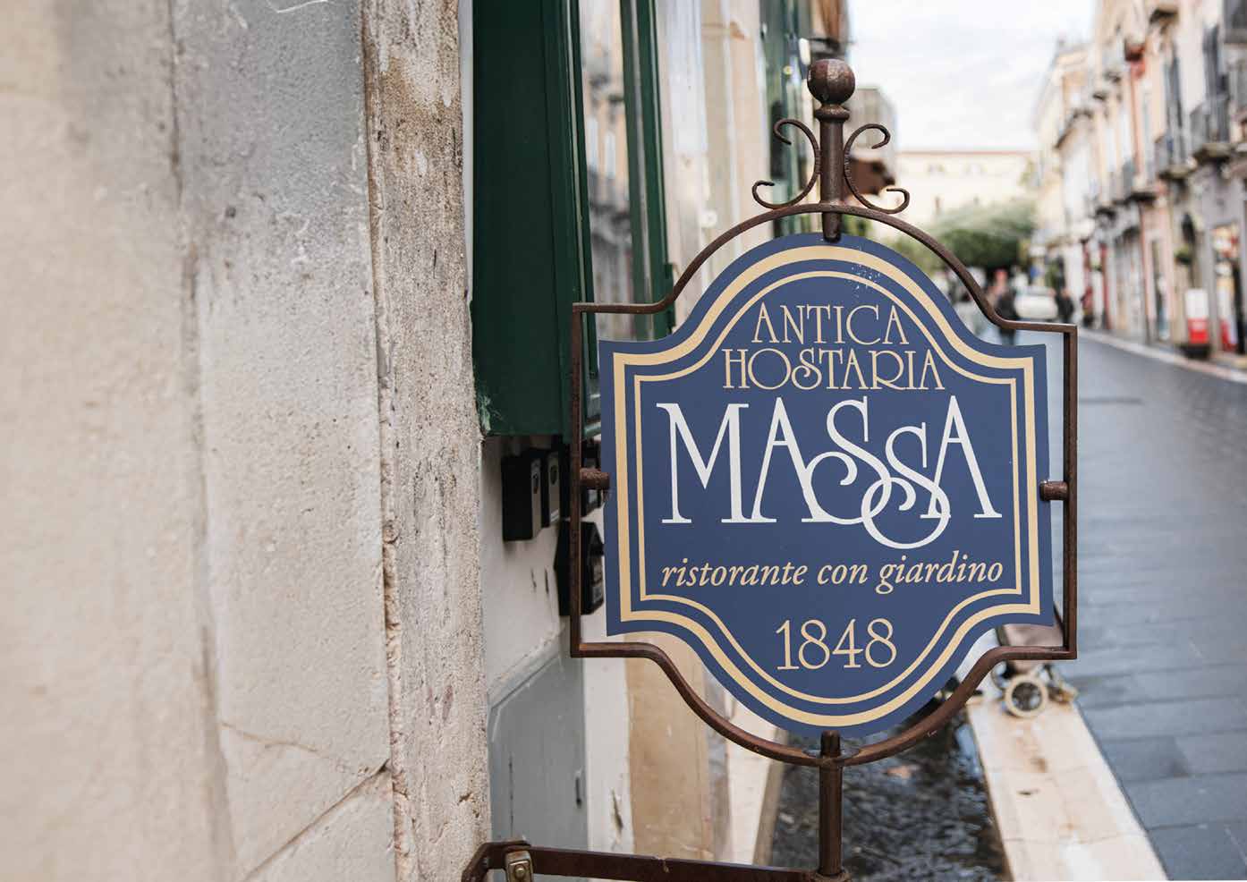 Cortile interno di Antica Hostaria Massa con pergolato